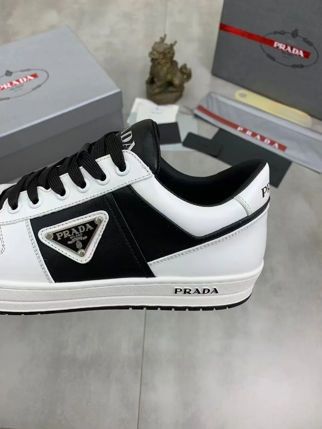 P380 Yuan 38-45 Prada Prada’s new men’s leather sports shoes, the highest version on the market, any comparison is welcome🆚! The original leather has excellent texture and is super high-end! Fetal sheep net lining imported from Italy, removable pad! Luxurious materials and fine workmanship, highly recommended!